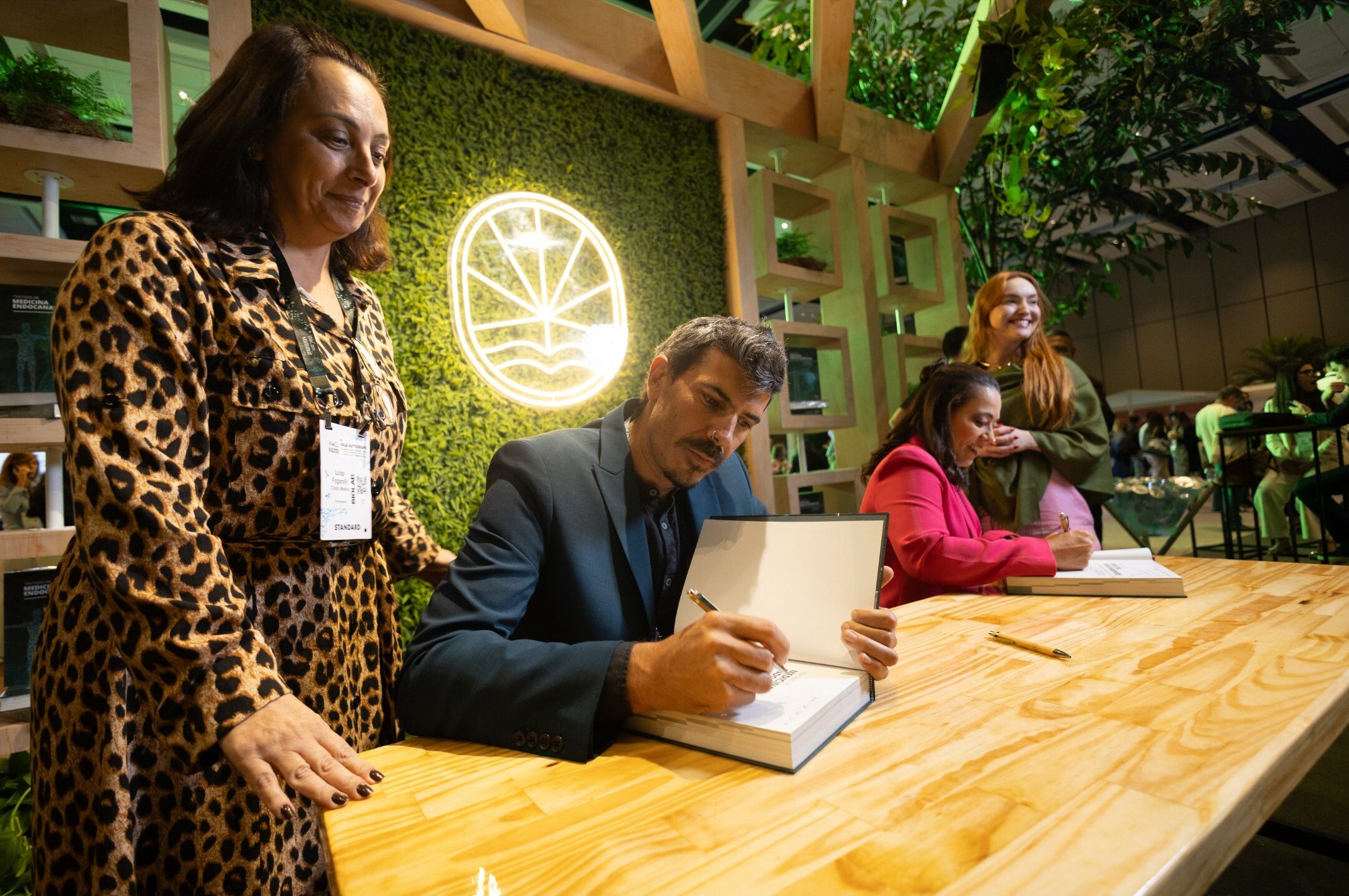 Resumo do Segundo Dia do WeCann Summit 2024 – Sexta-feira, 25 de Outubro 4 Sessão de autógrafos com Dra. Patricia Montagner e Adán de Sala Quiroga